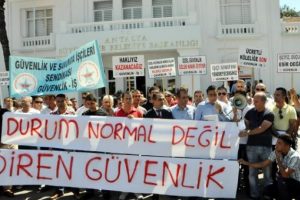 Taşeron g&uuml;venlik&ccedil;ilerden maaş eylemi