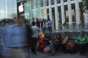 11 g&uuml;n &ouml;nce yeni iPhone kuyruğu