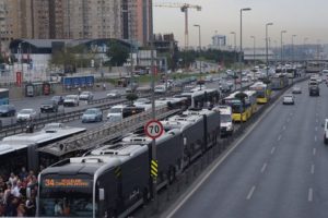 Metrob&uuml;s durağında şok eden olay!