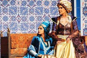 H&uuml;rrem kaftanıyla alkol ka&ccedil;ak&ccedil;ılığı!