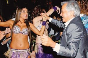 Heykel gibi durmadı dans&ouml;zlerle d&ouml;kt&uuml;rd&uuml;