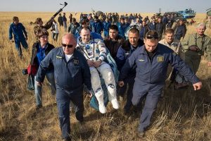 Astronot D&uuml;nya'ya d&ouml;nd&uuml;