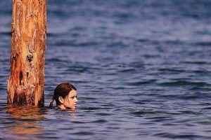 Dizi i&ccedil;in 4 saat dalgalarla savaştı