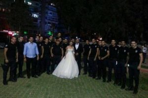 Polis arkadaşları d&uuml;ğ&uuml;n&uuml;ne gelemeyince..