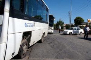 Halk otob&uuml;s&uuml; otomobile &ccedil;arptı