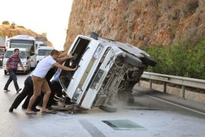 Turistleri taşıyan minib&uuml;s devrildi