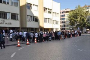 Atanan &ouml;ğretmenlerin kuyruk &ccedil;ilesi