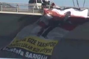 Boğazi&ccedil;i K&ouml;pr&uuml;s&uuml;'ne Mustafa Sarıg&uuml;l pankartı