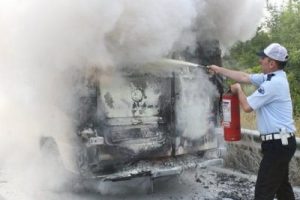 PKK' yol kesti, minib&uuml;s yaktı!