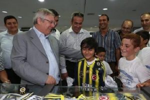 Muşlu &ccedil;ocuklar, Aziz Yıldırım'ı ziyaret etti