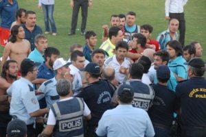 Futbol sahasında arbede