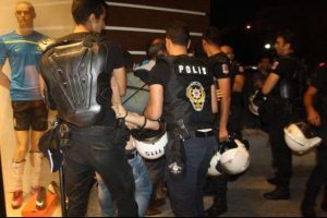 Polis m&uuml;dahalesinde 8 g&ouml;zaltı