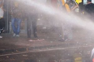 TOMA'dan sıkılan su k&uuml;&ccedil;&uuml;k &ccedil;ocuğu yaraladı