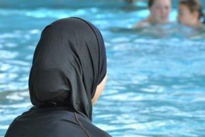 M&uuml;sl&uuml;man kızlara y&uuml;zme dersi zorunluluğu