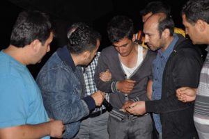 Nehre atlamak isteyen genci polis kurtardı