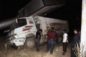 Kamyon otomobile &ccedil;arptı