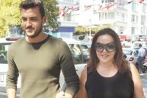 Oğlu Gurur'la y&uuml;r&uuml;y&uuml;şte