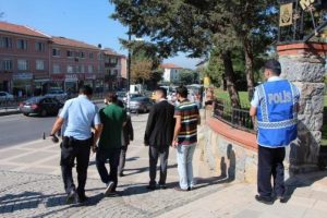 Başbakan'ın evinin &ouml;n&uuml;nde hareketli dakikalar