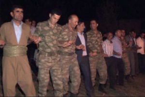 Komutanlar K&uuml;rt&ccedil;e şarkılar eşliğinde halay &ccedil;ekti