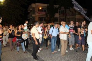 Muhabiri lin&ccedil; etmek istediler