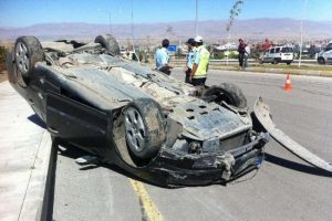 Defalarca takla atan otomobilden sağ &ccedil;ıktılar