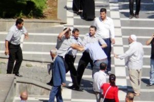 Fakıbaba'nın yolunu kesmek isteyen vatandaşa, g&uuml;venlik&ccedil;i dayağı