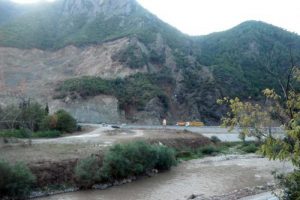 Karayolu kenarındaki taşocağındaki patlamada, kamyonlarla barikat &ouml;nlemi