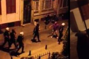 Eve taş atan polis b&ouml;yle g&ouml;r&uuml;nt&uuml;lendi