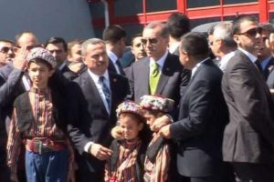 Erdoğan &ccedil;ocuklara oyuncak dağıttı