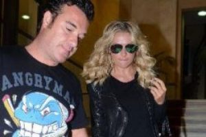 Sinirli Hadise gazetecilere &ccedil;attı