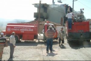 Katil zanlısı ve ağabeyinin evini yaktılar