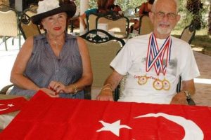 91 yaşındaki T&uuml;rk atlet 3 madalya ile d&ouml;nd&uuml;