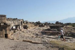 Evren'in antik yola d&ouml;kt&uuml;rd&uuml;ğ&uuml; asfalt s&ouml;k&uuml;l&uuml;yor