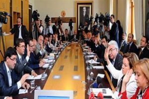 Yeni anayasa krizi &ccedil;&ouml;z&uuml;ld&uuml;