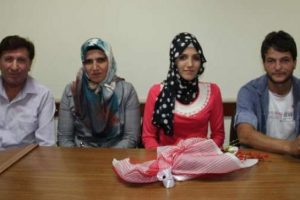 Anne-kız birlikte nikah masasına oturdu
