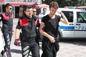 Pazarda dolaşan kara &ccedil;arşaflı erkeğe g&ouml;zaltı