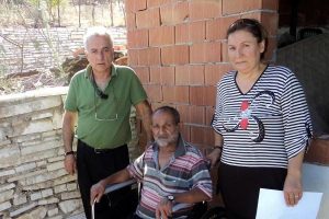 Pazarcı &ccedil;iftten tekerlekli sandalye hediyesi