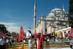 Cami avlusunda Mısır ve Suriye protestosu