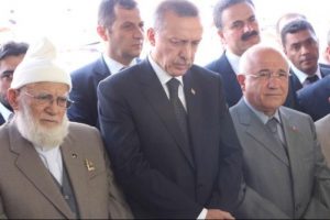 Başbakan Erdoğan, &Ccedil;&ouml;ll&uuml;oğlu'nun cenazesine katıldı