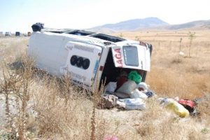 Lastiği patlayan minib&uuml;s devrildi: 11 yaralı