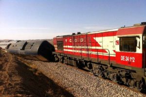 Yolcu treni raydan &ccedil;ıktı