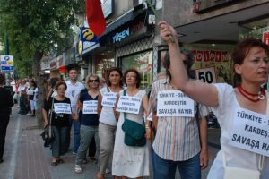 Bursa'da savaşa karşı barış zinciri