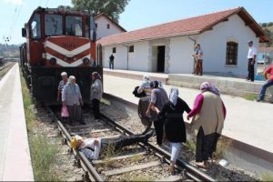 Bakan Avcı'nın k&ouml;y&uuml;nde yol kapatma eylemi