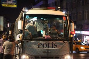 Polis Kadık&ouml;y'de eylemci aradı