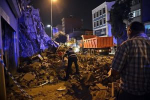 4 katlı bina birden bire &ccedil;&ouml;kt&uuml;