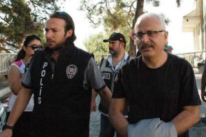 &Uuml;nl&uuml; gazeteci g&ouml;zaltına alındı