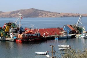 Yan yatan gemi &ccedil;ekildiği limanda battı