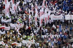 Polonya'da on binlerden h&uuml;k&uuml;met karşıtı protesto