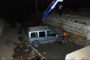 Polis aracı menfeze u&ccedil;tu: 4 yaralı