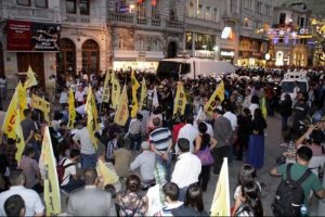 A&ccedil;ıklama sonrası polise havai fişek
